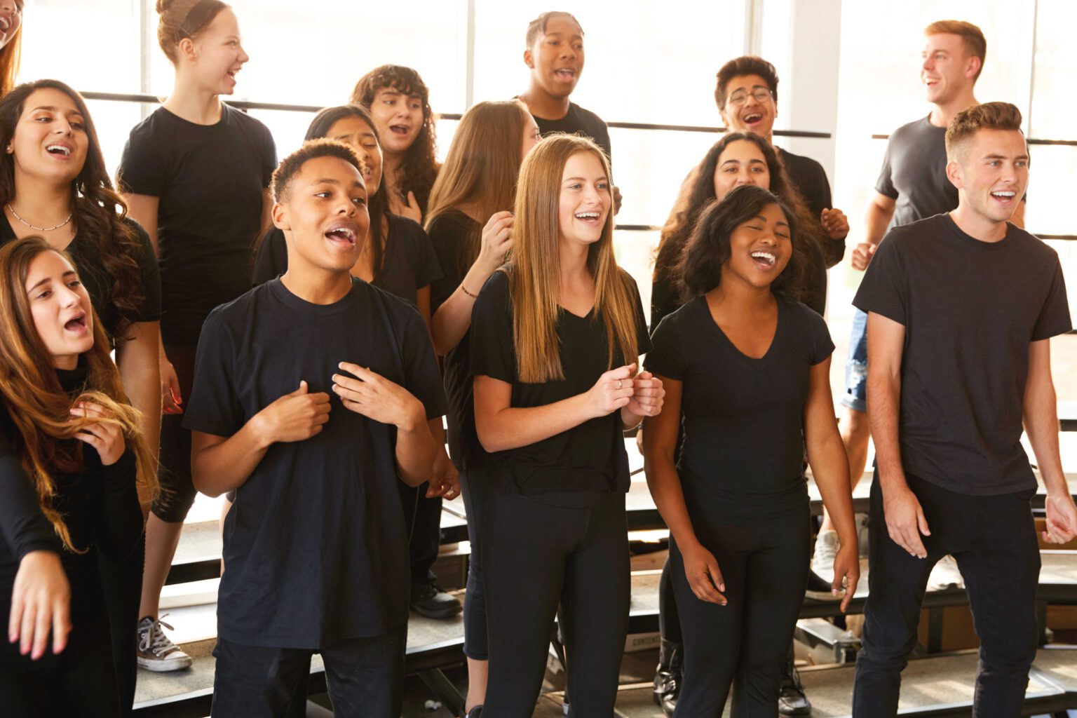 Gruppe junger Sänger und Sängerinnen. Singen für ein unbezahlbares Geschenk für die Ewigkeit.