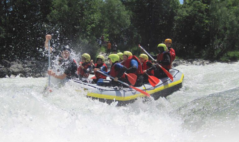 In 80 Ferientagen um die Welt. Jugendliche während dem Ferienprogramm beim Rafting.