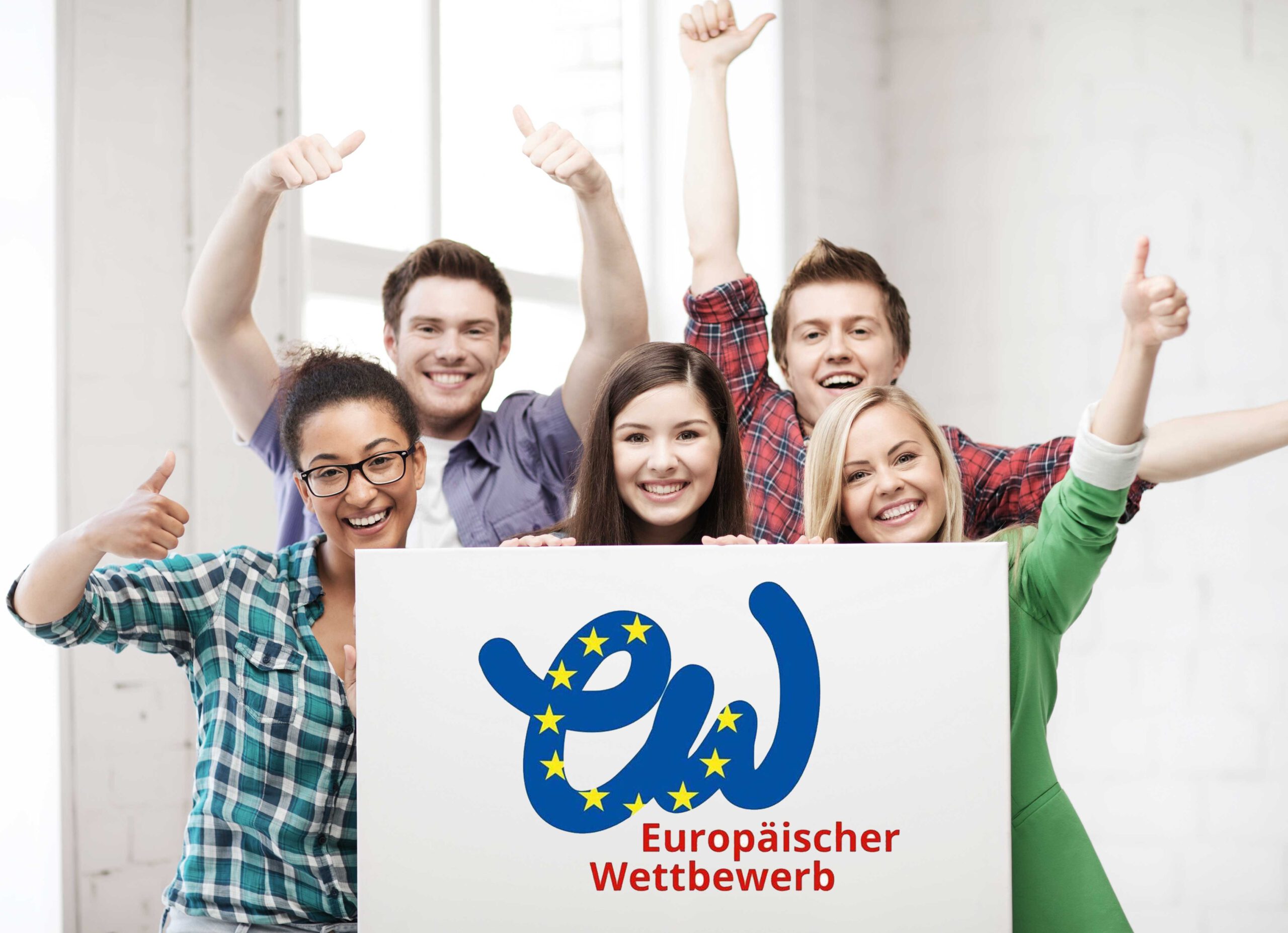 Gruppe von Jugendlichen halten ein Schild mit dem Logo vom europäischen Wettbewerb hoch und jubeln.