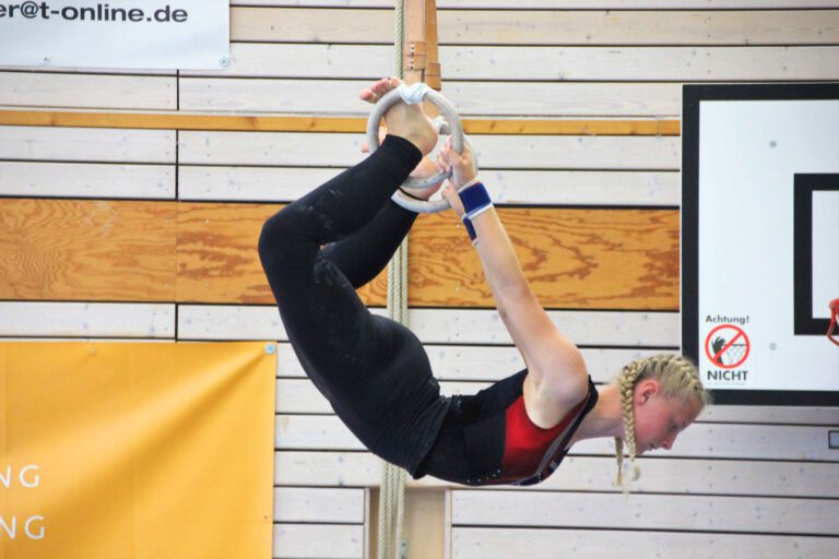 Junges Mädchen beim Turnen beim Uttinger Mix Cup.