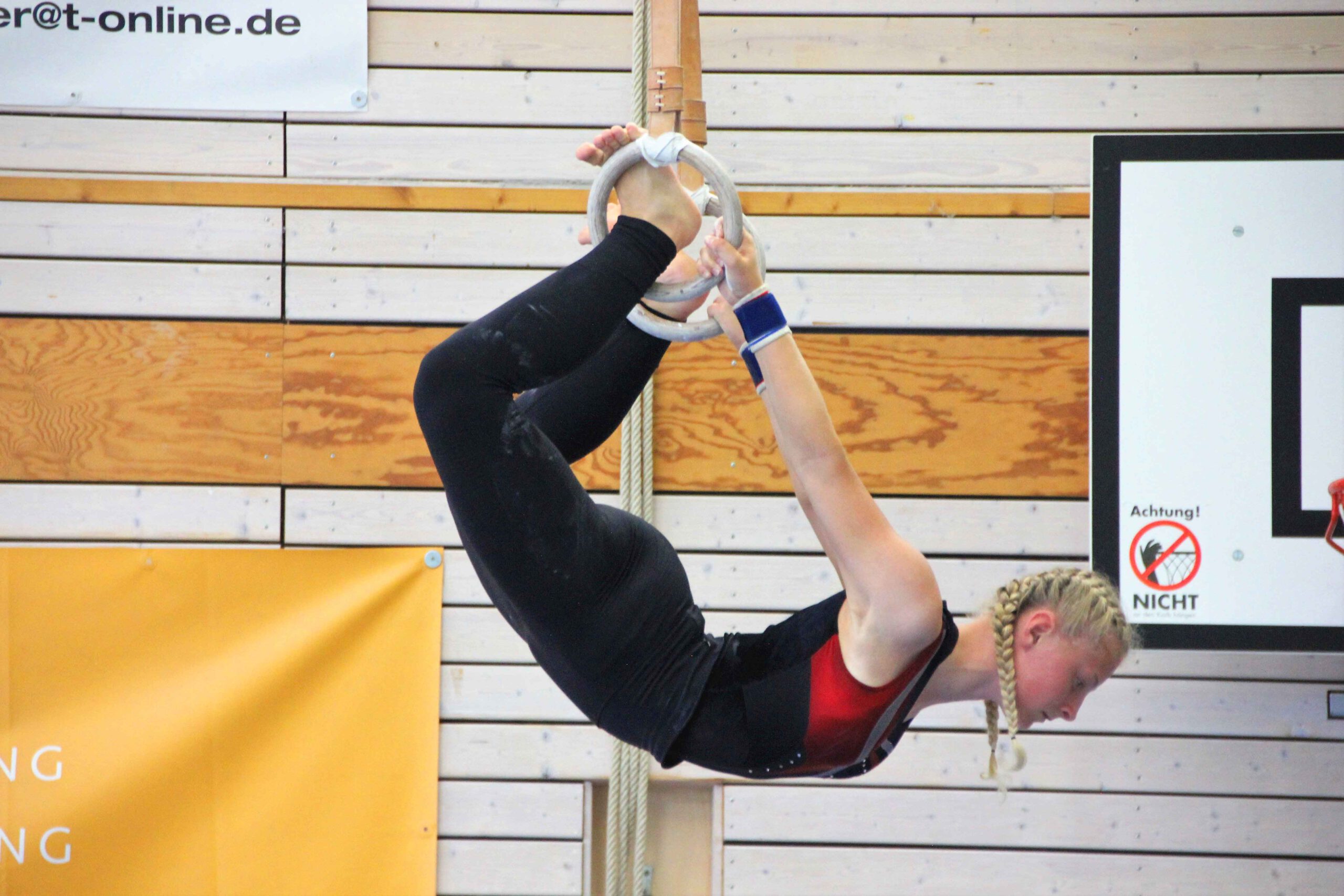 Junges Mädchen beim Turnen beim Uttinger Mix Cup.