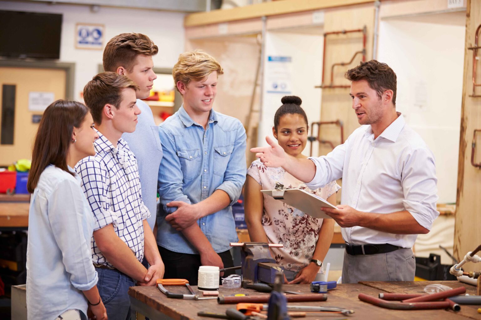 Frische Azubis beginnen ihren ersten Arbeitstag der Ausbildung mit einer Führung durch die Firma.