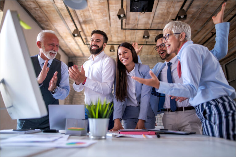 Eine Gruppe von Arbeitnehmern besprechen ihre 4-Tage-Woche und die Work-Life-Balance ihres Jobs.