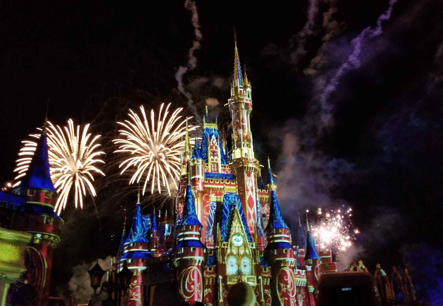 Hier siehst Du ein wunderschönes Feuerwerk im Disneyland, passend zum Thema des Workshops mit Disneyzeichner Ulrich Schröder.