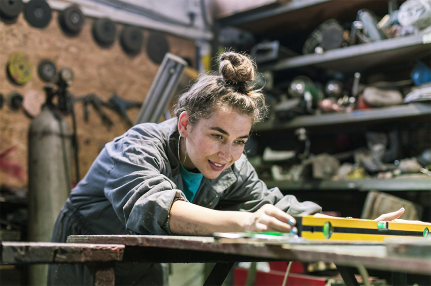 Eine Schreinerin in Ausbildung erhält Berufsausbildungsbeihilfe.