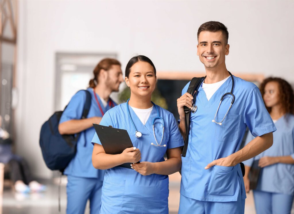 Zwei Pfleger während der Pflegeausbildung.