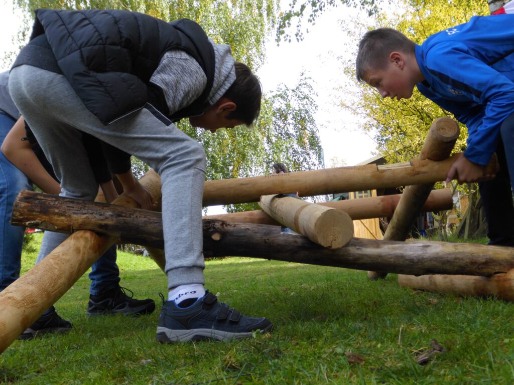 Die Highland Games in München - nur für Jungs! Hier bauen die Jungs eine Holzbrücke.