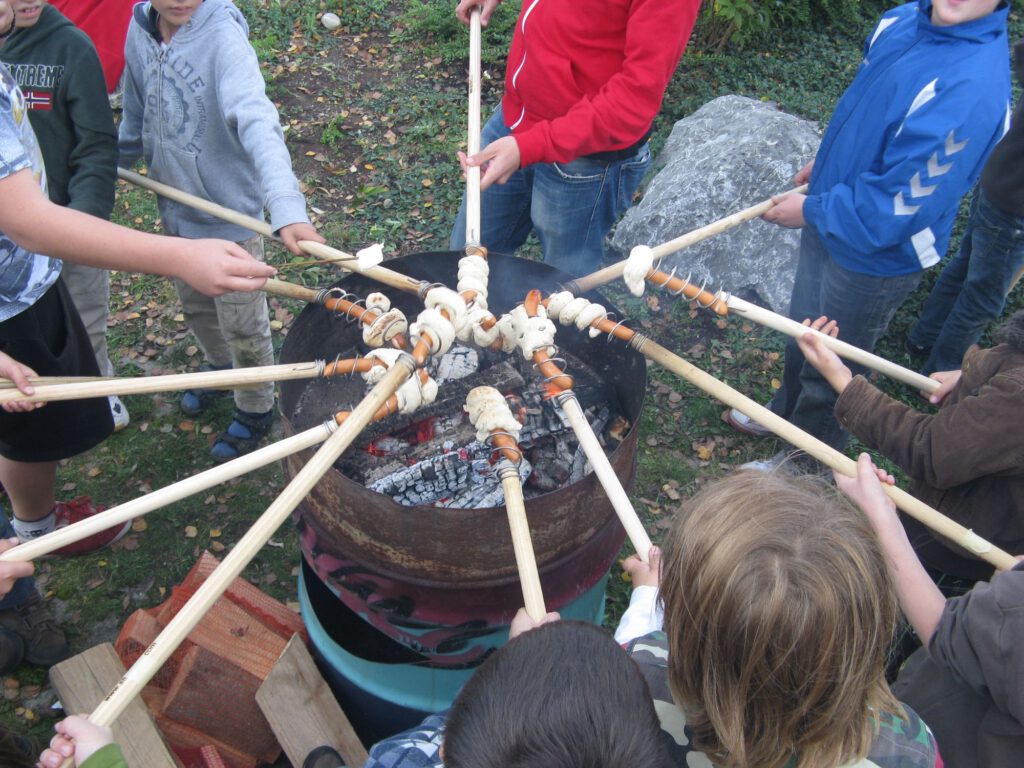 Die Highland Games in München - nur für Jungs! Hier machen die Jungs Stockbrot am Lagerfeuer.