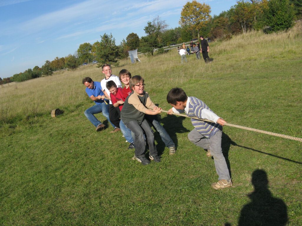 Die Highland Games in München - nur für Jungs! Hier machen die Jungs einen Wettkampf zum Tauziehen.