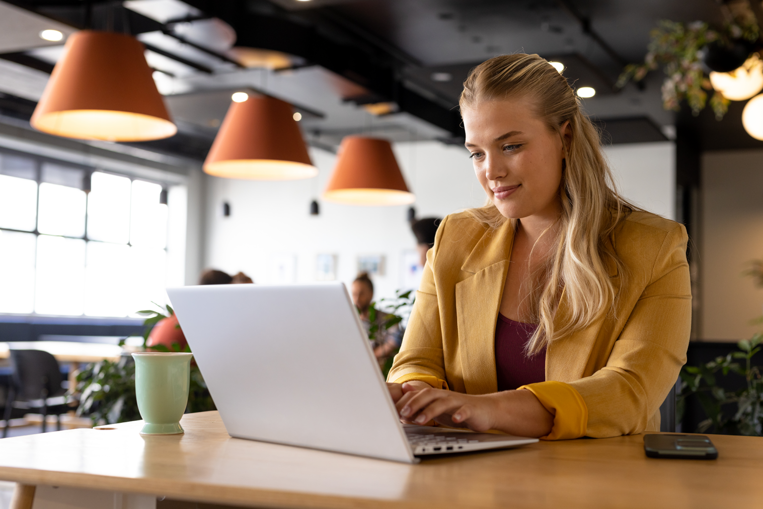 Eine Frau arbeitet an ihrem Laptop an ihrem Lebenslauf