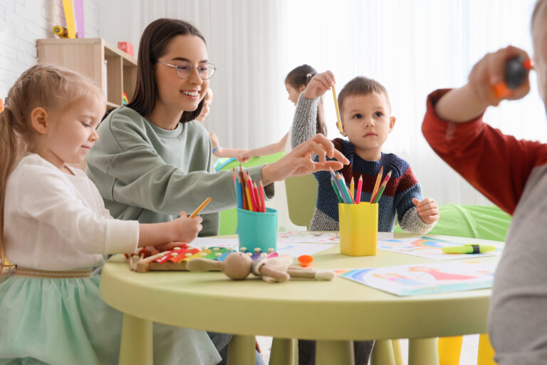 Kinder spielen im Kindergarten.