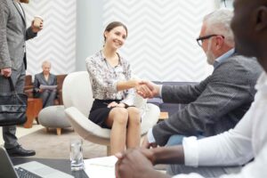 Junge Frau beim Vorstellungsgespräch.