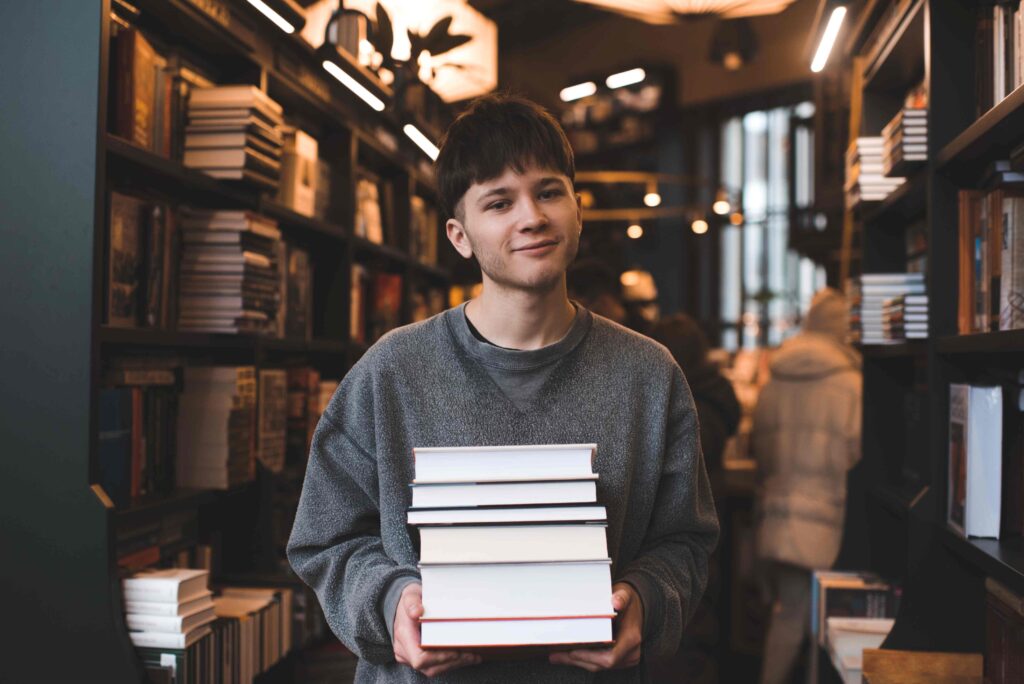 Teenager in Bibliothek in München beim Late Night Lernen.