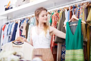 Junge Frau sucht nach dem passenden Outfit fürs Vorstellungsgespräch.