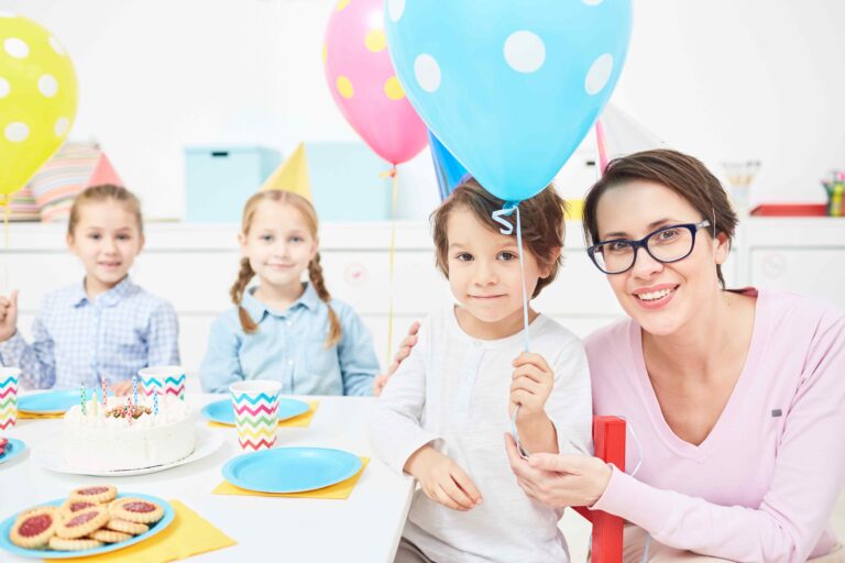 Erzieherin feiert mit Kindern den Tag der Kinderbetreuung.