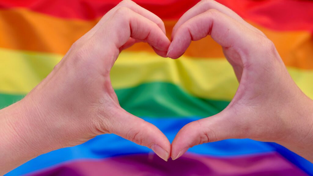 Die Regenbogenflagge steht für Vielfalt und gegen Homophobie.